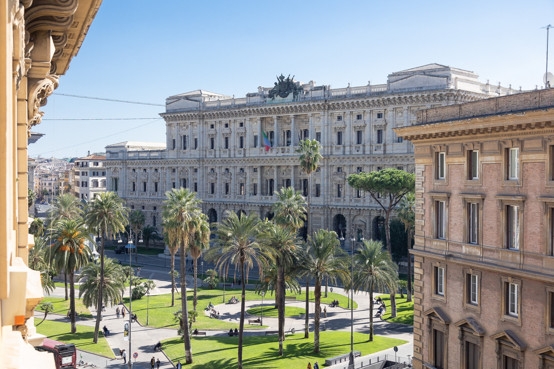 Prestigious Apartment Piazza Cavour