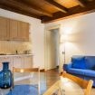 Sala da pranzo con tavolo tondo in vetro - Contrada San Giacomo