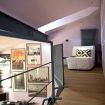 L'ampia libreria e la poltrona al piano superiore - Casa Rossa