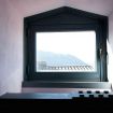 Finestra panoramica che mostra le montagne - Casa Rossa