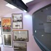 La ringhiera e i quadri americani nel soggiorno - Casa Rossa