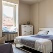 camera da letto matrimoniale bianca con poltrona - Numero Due