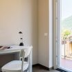 Scrivania e sedia in legno bianco con finestra - Numero Due