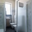 Il piccolo ma pratico bagno con box doccia - Numero Due