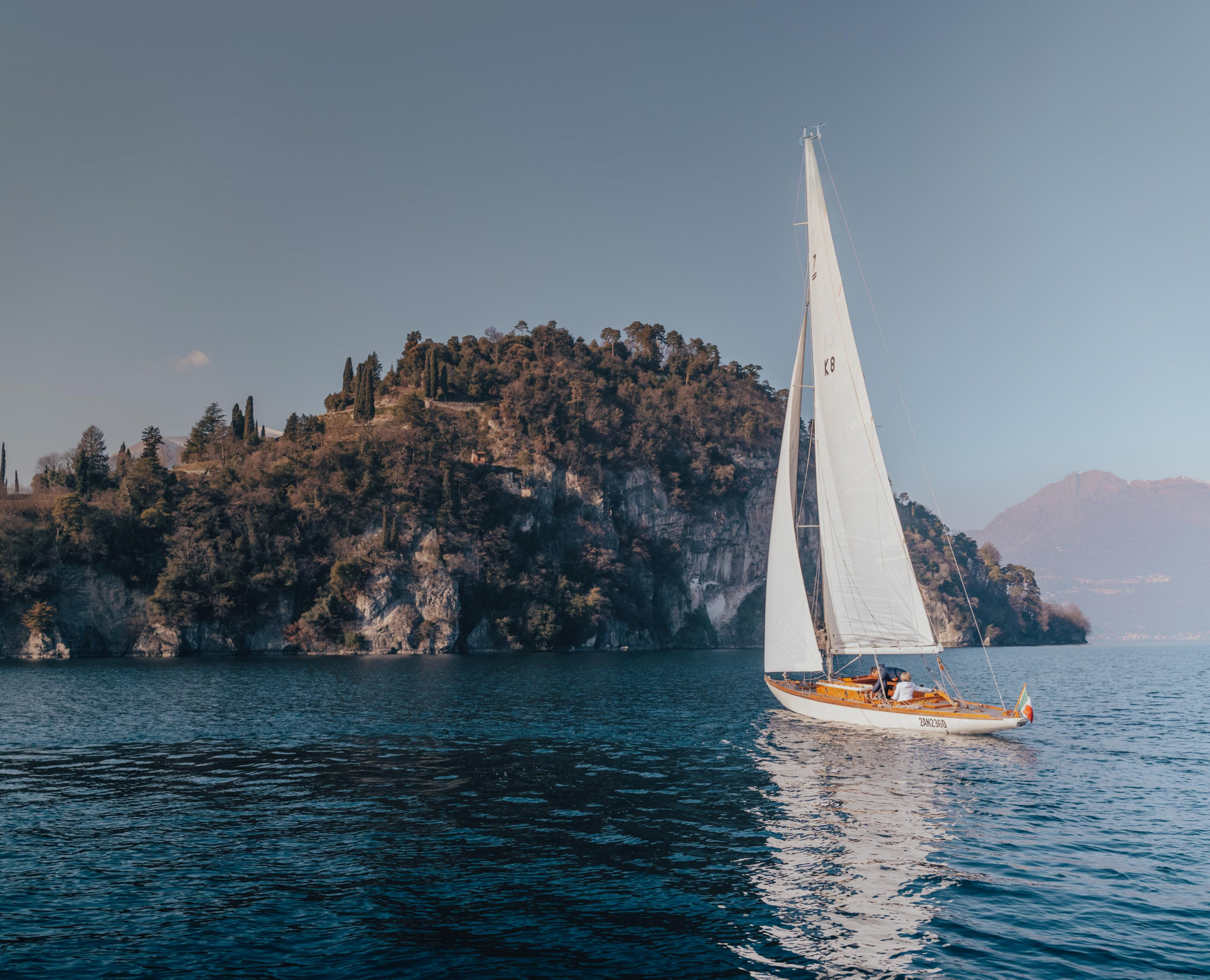 Experience Lake Como from a new perspective aboard a sailing boat!