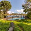 La piscina esterna con la copertura attiva - Giardino di Michela