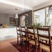 Il tavolo da pranzo interno e isola cottura - Giardino di Michela