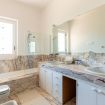 Bagno in marmo chiaro con vasca rifinita - Giardino di Michela