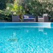 Zona relax con divanetti a bordo piscina - Giardino di Michela