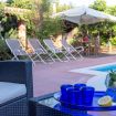 Il comodo tavolino per poggiare aperitivi - Giardino di Michela