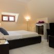 Stanza da letto matrimoniale con poltroncina - Villa Castelforte
