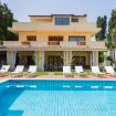 La villa, i lettini e la piscina privata - Villa Castelforte