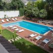 Ampia panoramica della piscina e lettini - Villa Castelforte