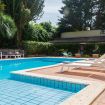 Piscina, lettini con accessori e trampolino - Villa Castelforte