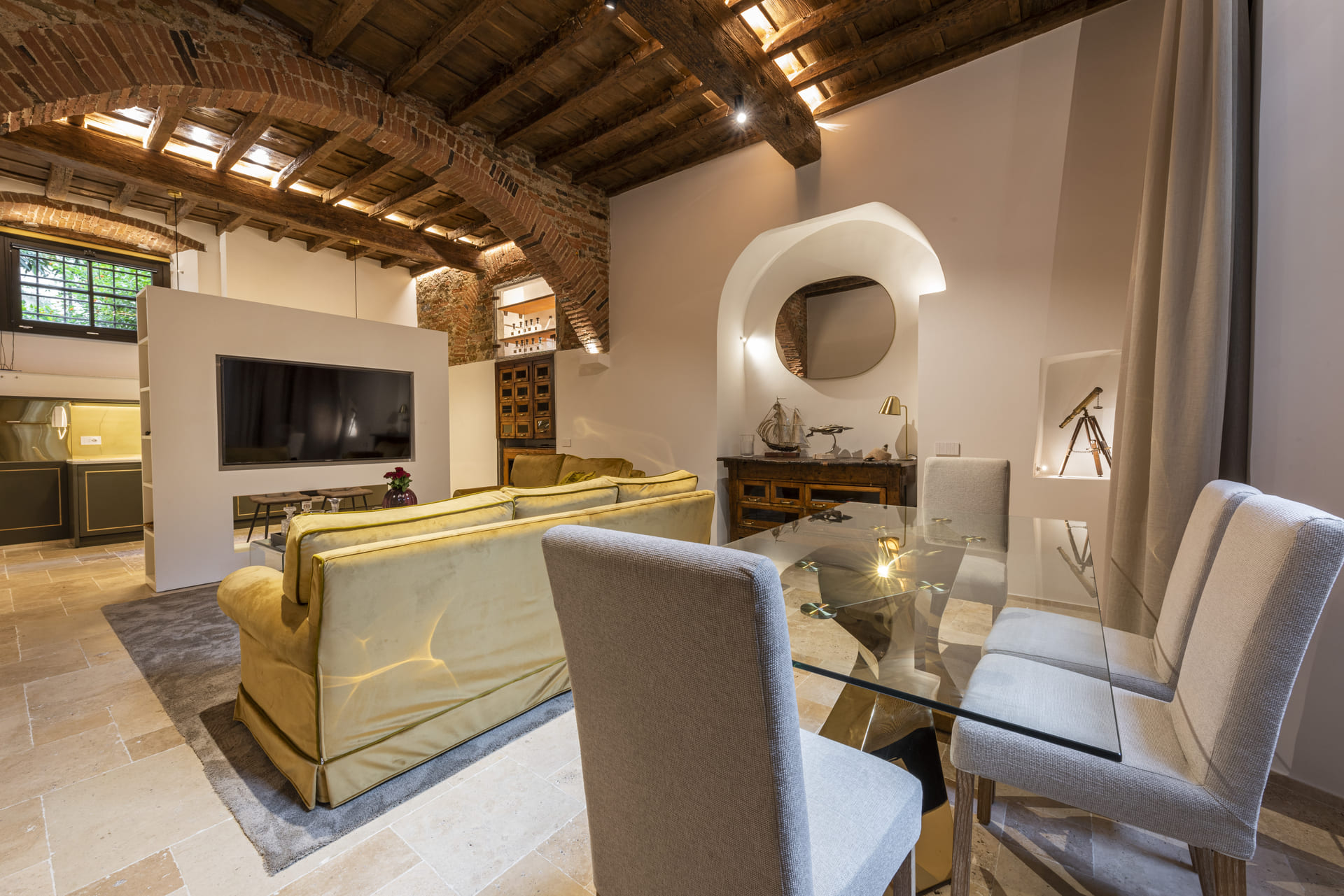 Soggiorno di lusso con arredo di design e illuminazione calda per casa vacanze
