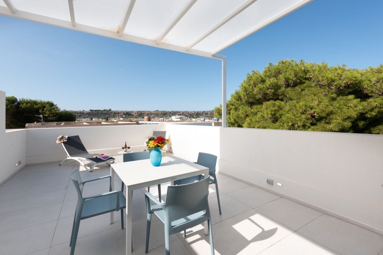 Deluxe Three-room Apartment 