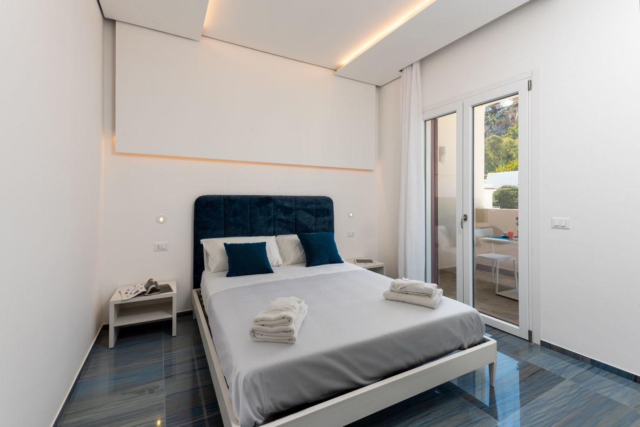 Comfort Room with balcony