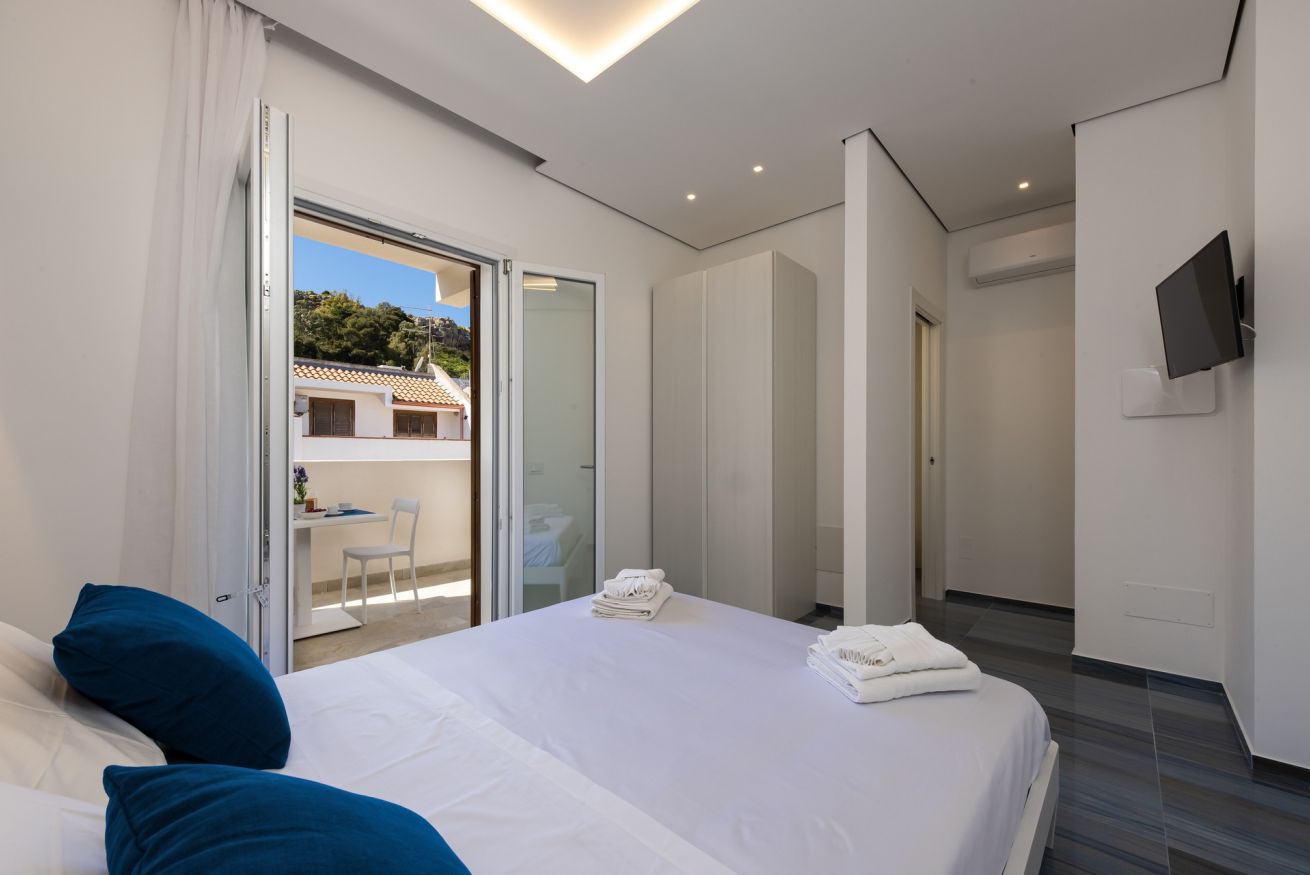 Comfort Room with balcony