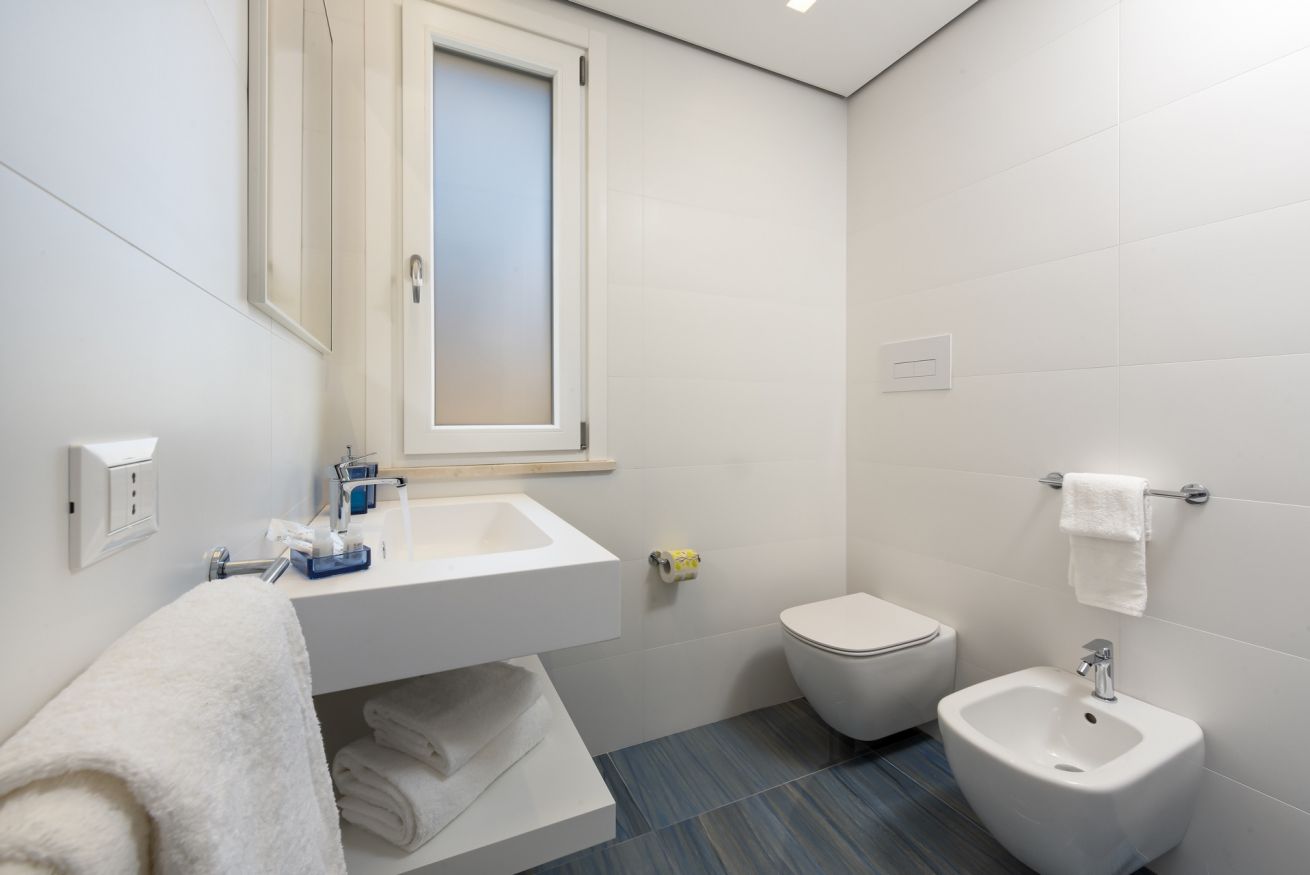 Comfort Room with balcony