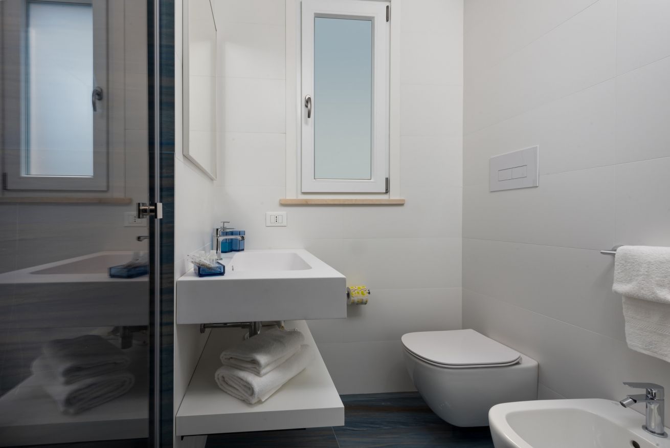 Comfort Room with balcony