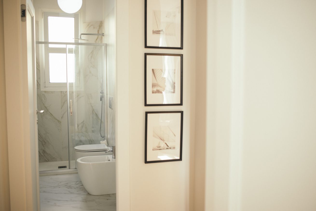 The Essentialist, bagno con doccia walk-in