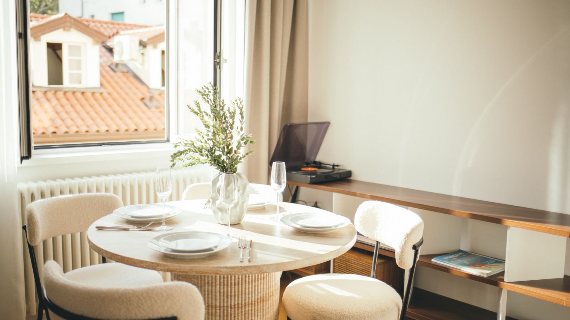 The Essentialist, soggiorno con giradischi, quartiere Cavana, Trieste
