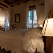 Letto matrimoniale con biancheria ricamata - VeronaJourneys