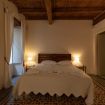 L'ampio letto matrimoniale con base in legno - VeronaJourneys