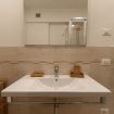 Grande lavabo di porcellana e acciaio nel bagno - VeronaJourneys