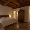 Ampia camera matrimoniale con armadio in legno - VeronaJourneys