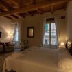 Camera matrimoniale con soffitto in legno - VeronaJourneys