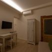Soggiorno con piccola cabina armadio in legno - VeronaJourneys