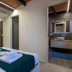 Ingresso al bagno dalla camera matrimoniale - VeronaJourneys