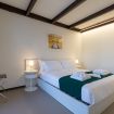 La camera da letto matrimoniale bianca minimal - VeronaJourneys
