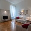 Elegante salone con doppio divano e tv - VeronaJourneys