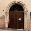 puerta de fachada