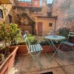 cortile interno con tavolino
