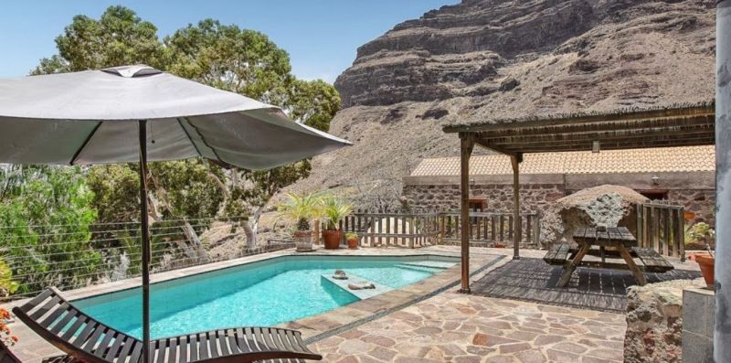 Piscina privada y terraza de la casa rural Tasarte