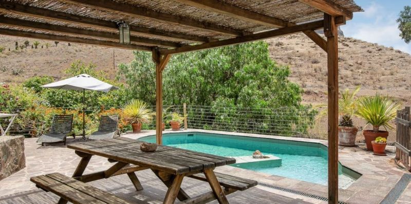 Terraza cubierta junto a la piscina de Tasarte