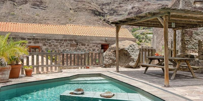 Solárium y piscina